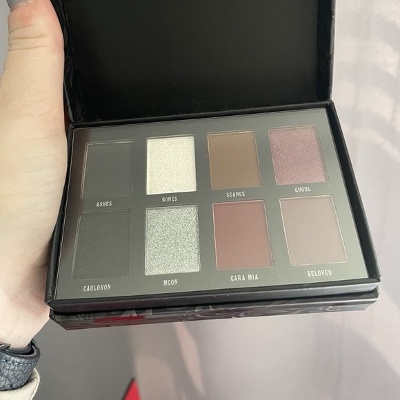 HIPDOT x Addams Family Limited Edition Makeup Set 3 Lipsticks Pin And Eyeshadow - Picture 8 of 15